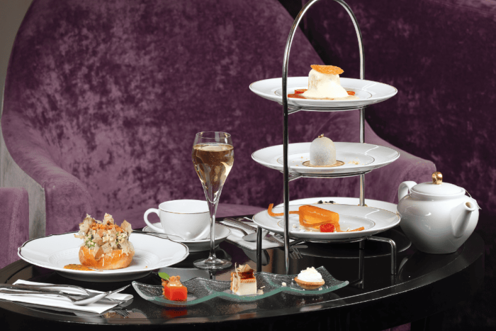 Les « tea time » sont plus que jamais prisés ! Par amour du thé et de ses délicieux accompagnements ? Sûrement ! mais aussi pour le plaisir de se retrouver dans un lieu élégant, souvent un hôtel 5 étoiles. Conditions remplies pour ce tea time au Waldorf Astoria Versailles qui a en plus l’avantage d’offrir un vrai moment de détente dans son spa et sa piscine