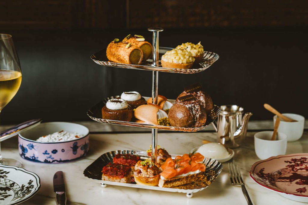 À Paris, où le tea time est devenu un rendez-vous à part entière, le Bvlgari Hotel bouscule le rituel avec une interprétation résolument singulière. Aux influences britanniques, mais à l’accent résolument italien, ce goûter montre à quel point le mélange des cultures œuvre en cuisine. Plongée au cœur d’une des offres les plus confidentielles de la capitale.

