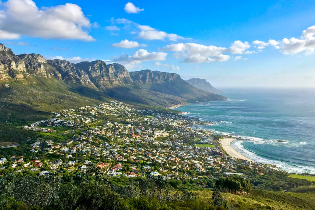 De Cape Town à Johannesburg, du Cap de Bonne-Espérance en prolongeant au parc de Chobé, cet itinéraire en Afrique du Sud (qui déborde un peu sur l’Afrique australe) explore la richesse de cet immense pays des antipodes. 