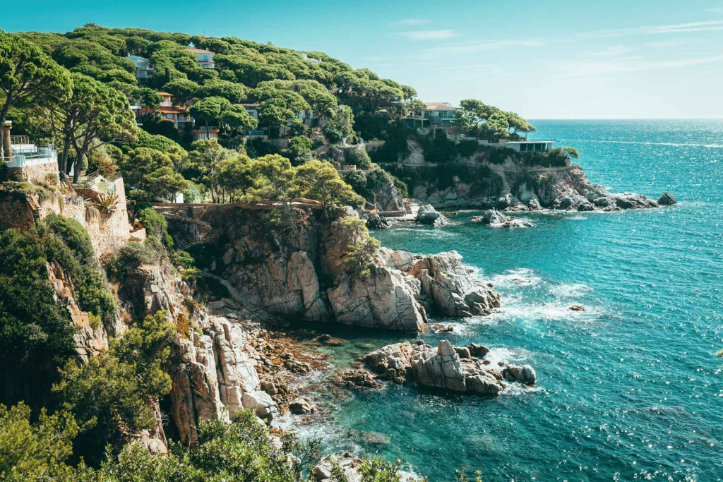 À 1h15 de Barcelone, Lloret de Mar attire pour sa vie nocturne mais cette dernière se vit aussi en plein jour, dans la lumière dorée de la Costa Brava. La rédaction vous montre l’autre facette de la cité catalane, entre falaises sculptées par les vagues et trésors architecturaux aux influences Art nouveau. Découvrez que faire à Lloret de Mar pour un week-end de 2 ou 3 jours.