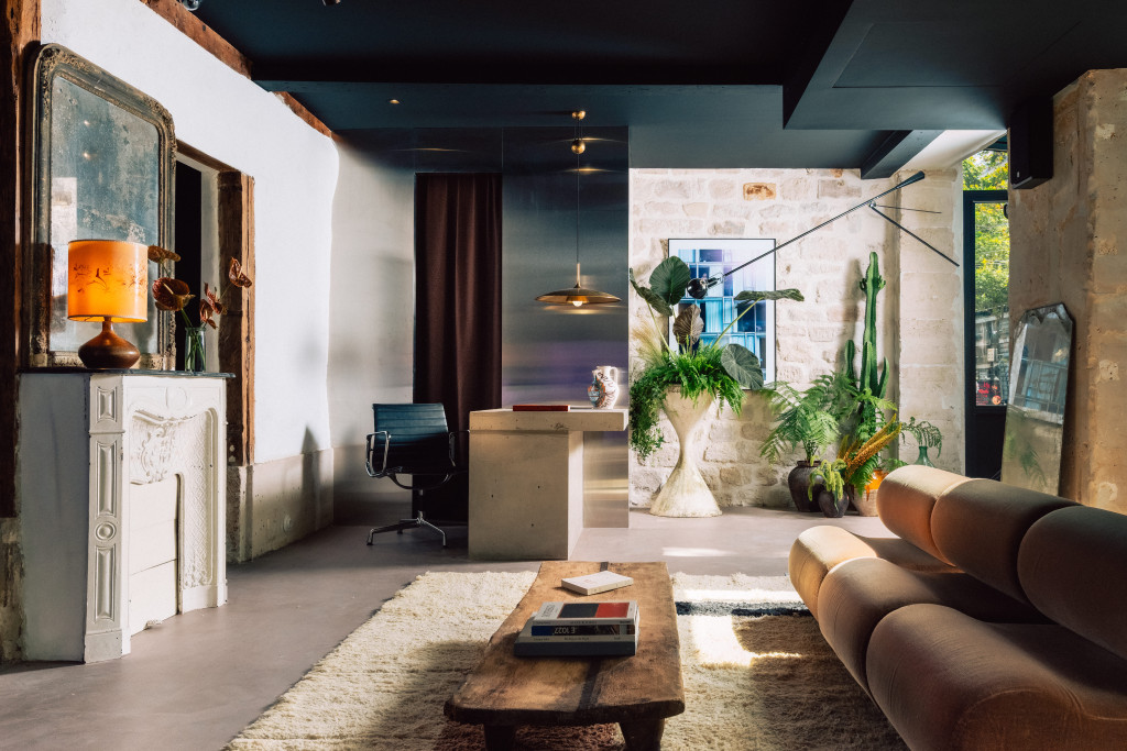 Entre Montparnasse et le jardin du Luxembourg, l’Hôtel Lulu, un 4 étoiles ouvert en septembre 2026, tient davantage de la maison de famille que de l’hôtel. Verrière transformée en jardin d’hiver, objets chinés, mobilier design et chambres sans télévision : sur la Rive gauche, on y pose ses valises comme chez des amis.