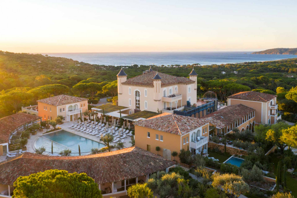 La Côte d’Azur a vu s’ériger quelques-uns des plus élégants palaces d’Europe. Une tradition de luxe et de raffinement qui continue à attirer les visiteurs sur un littoral dont la lumière plaisait tant à Henri Matisse. Six hôtels d'exception à découvrir ici.