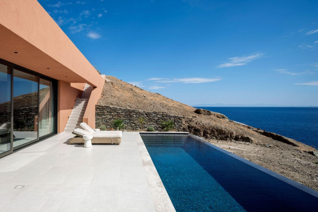 Creusé dans la roche, presque invisible depuis la mer et le ciel, Olen Syros n’est pas un boutique-hôtel comme les autres. Réunissant l’une des piscine à débordement les plus saisissantes de Méditerranée, une architecture smart qui brise les codes et des chambres troglodytes, cette adresse confidentielle joue la carte d’un luxe contemplatif.