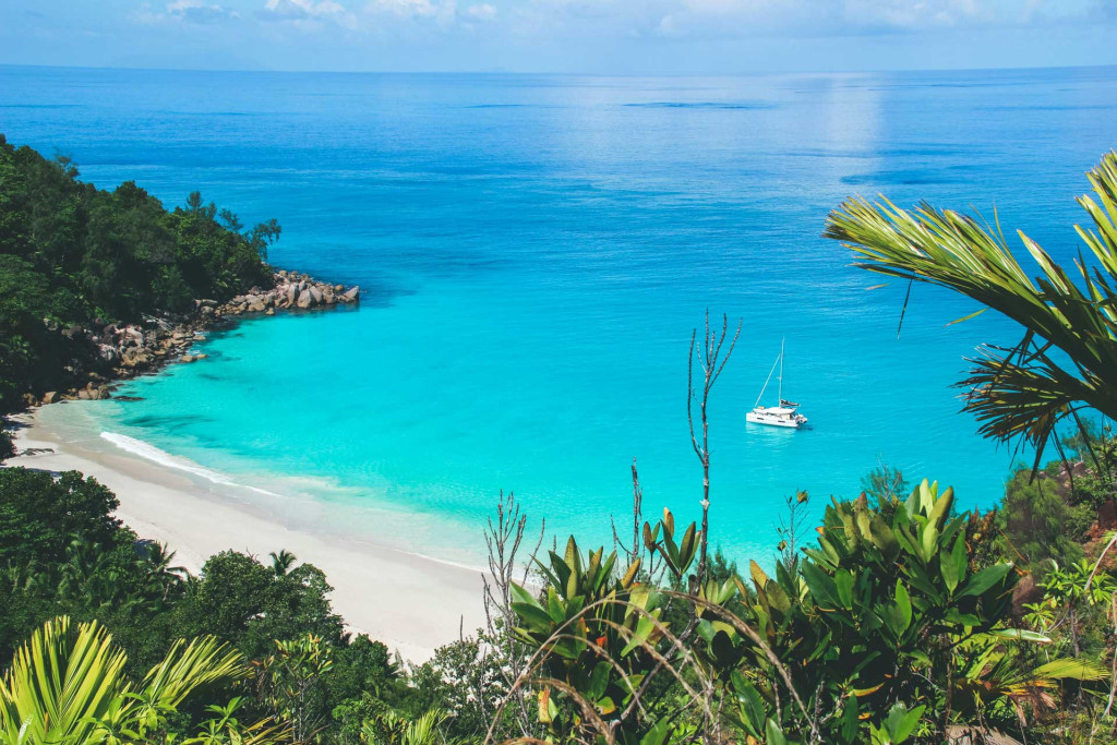 Y a-t-il meilleure façon de découvrir les Seychelles que par la mer ? Voici notre top des plus belles croisières pour explorer toute la richesse de cet archipel paradisiaque de l’océan Indien, en naviguant sur ses eaux turquoise.
