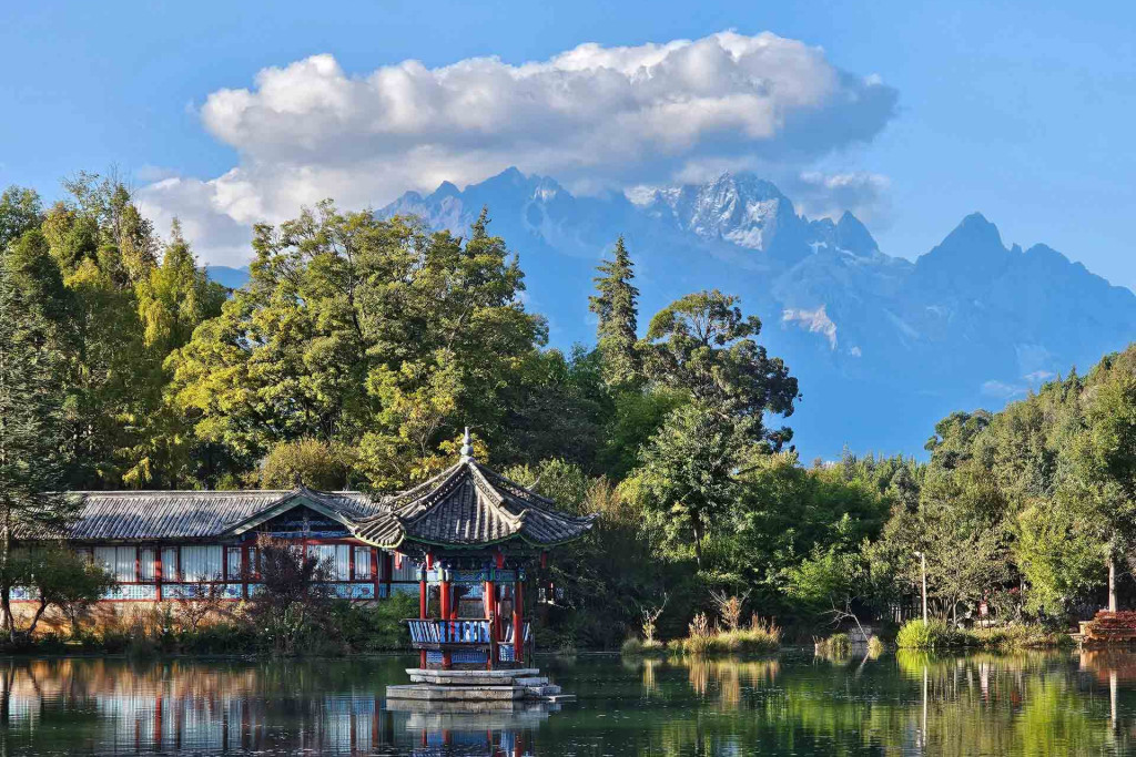 Au nord du Yunnan, les routes serpentent à flanc de gorges profondes et les monastères tibétains toisent des fermes centenaires accrochées à leurs champs en terrasses. Des ruelles pavées de Lijiang aux sommets de Shangri-La, voici les incontournables d'un voyage au Yunnan pour découvrir cette province fascinante aux confins du Tibet.