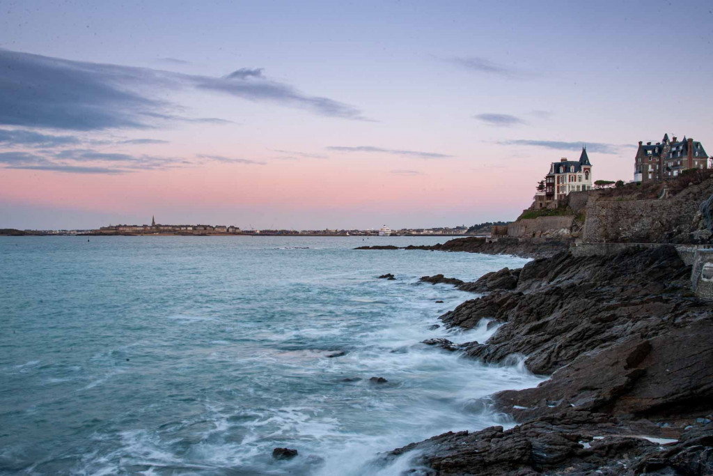 Entre terre et mer, cinq destinations art de vivre pour (re)découvrir la Bretagne avec style. 