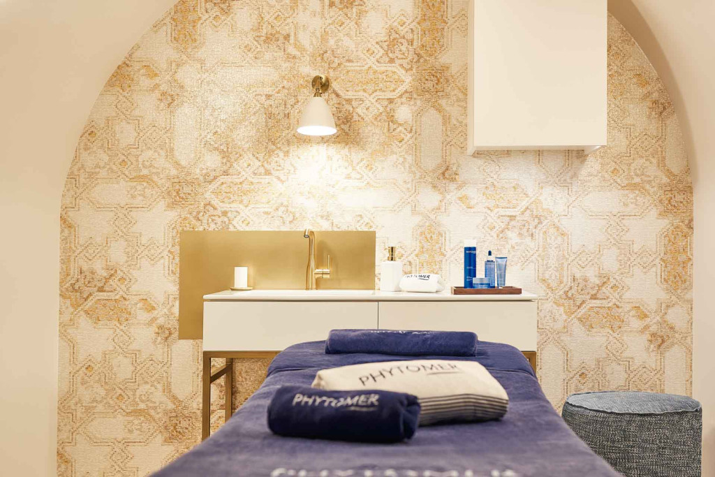 Laboratoire de pointe spécialisé dans les biotechnologies marines, Phytomer vient de réinventer et moderniser son soin visage signature Pionnier, onze ans après sa création. Nous l’avons testé dans son spa à Paris Phytomer Etoile récemment relooké. 