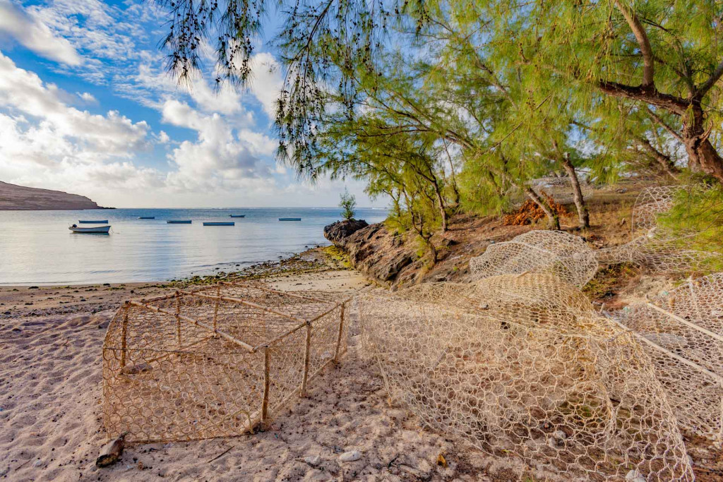 Les bonnes adresses de Rodrigues se partagent entre initiés. Si la Réunion et l’Île Maurice sont les stars de l’océan Indien, visiter Rodrigues, c’est découvrir une pépite confidentielle de moins de 50 000 habitants, cernée par un immense lagon cristallin. Située à environ 560 km de Maurice, elle cultive douceur de vivre et une ambiance délicieusement hors du temps. YONDER a eu la chance de partir récolter les bons plans et les bonnes adresses de Rodrigues, destination hors des sentiers battus.
