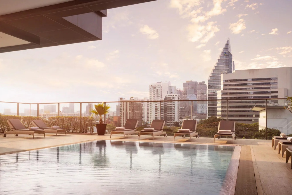 Au cœur du quartier verdoyant de Lumphini, l’Oriental Residence Bangkok se caractérise par son restaurant français et ses grandes suites modernes face au parc et aux gratte-ciel. Une adresse de choix pour les vacanciers en escale et les voyageurs d’affaires.