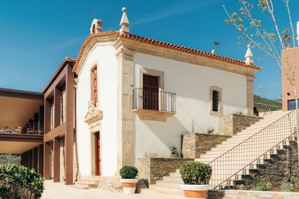 Perchée sur les hauteurs de la haute vallée du Douro, au cœur des vignobles classés au patrimoine mondial de l’Unesco, la Quinta São José do Barrilário est un nouvel hôtel cinq étoiles situé à 1h30 de l’aéroport de Porto. Notre avis.