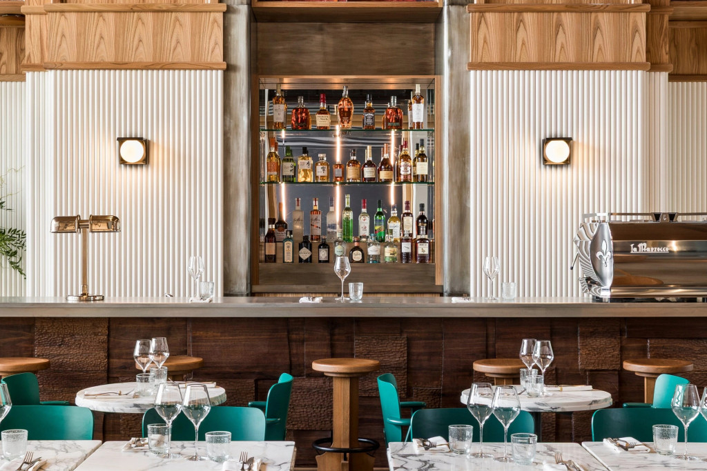 S'offrir une vraie bonne table à Paris le dimanche relève trop souvent du chemin de croix. Entre brasseries paresseuses et buffets de brunch surcotés où l'avocado toast est devenu un objet de culte dominical, le septième jour vire vite au désastre culinaire. Heureusement, trouver un restaurant ouvert le dimanche à Paris qui mérite le détour n'est pas mission impossible. Quelques adresses refusent de baisser le rideau et nous évitent le spleen du dimanche soir.