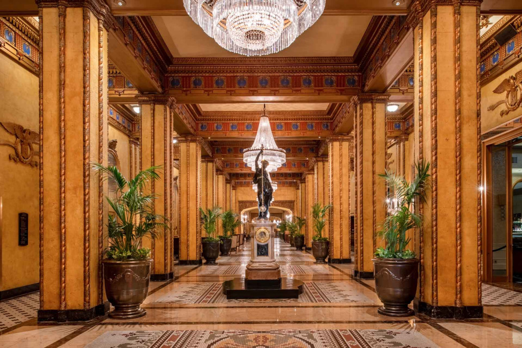 Non loin du quartier français, The Roosevelt est un témoin privilégié de l’histoire de la ville. Chaque recoin de cet hôtel à la Nouvelle-Orléans évoque le passé, bercé par l’écho des grandes heures du jazz. Zoom sur cette adresse mythique qui conjugue luxe et élégance depuis plus d’un siècle. 