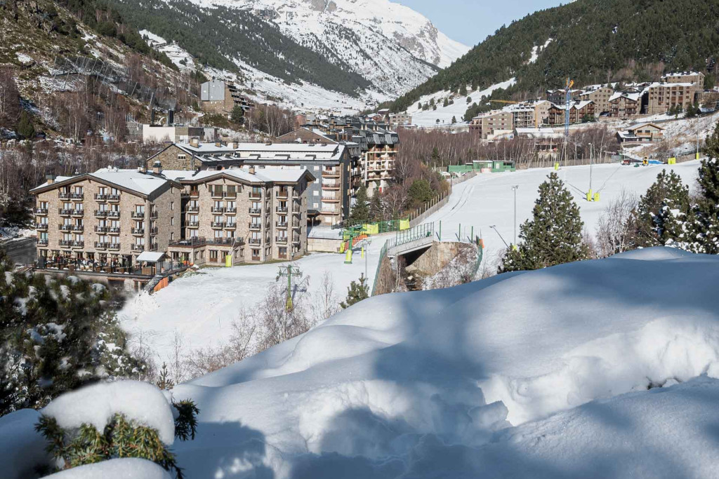 Pour découvrir de nouveaux horizons on file cet hiver skier en Andorre. La principauté possède le plus grand domaine skiable des Pyrénées et 72 sommets culminent à plus de 2000 m ! Ainsi à Soldeu on skie sur le domaine de Grandvalira, qui offre 300 kilomètres de pistes de 1710 à 2640 m d’altitude.