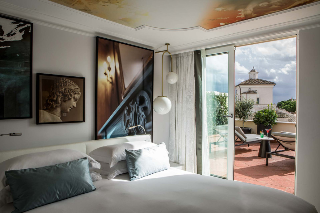 Situé en face des jardins de la Villa Borghese, l’hôtel 5 étoiles offre un mélange raffiné de style romain moderne et traditionnel. Visite de ce parfait pied-à-terre de luxe pour un séjour à Rome réussi. 