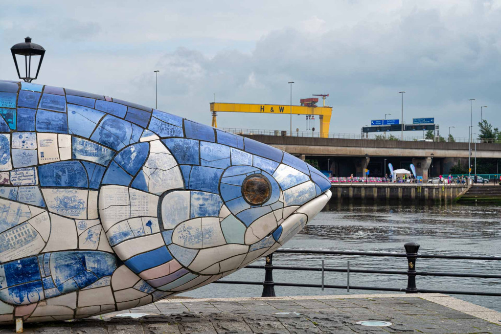 A priori, Belfast n’a pas l’image glamour des destinations instagramables. Pourtant la capitale de l’Irlande du Nord séduit les visiteurs. Témoins de son énergie créatrice, la mise en lumière de son histoire, l’effervescence de la scène culturelle et les spots branchés que nous avons sélectionnés. 