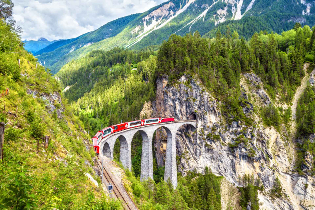 Notre belle voisine helvétique regorge de merveilles qu’il faut prendre le temps de découvrir. Grâce à TGV Lyria, qui relie directement Paris à Genève, Lausanne, Bâle ou Zurich en 3 heures à peine, la Suisse s’offre facilement pour une semaine d’évasion. Laissez-vous guider et conduire entre partie romande et alémanique pour un itinéraire dépaysant, plein d’entrain… et de trains !