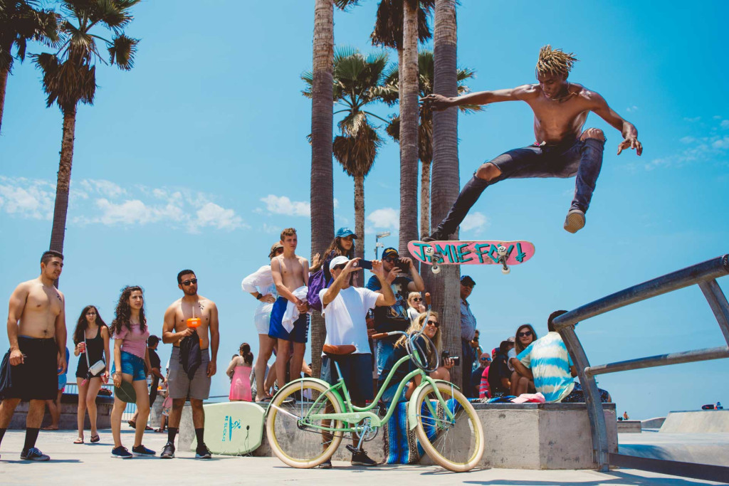 Ville aux mille visages, entre Hollywood, Beverly Hills, Malibu, Venice Beach, Santa Monica et Downtown, Los Angeles ne se résume pas à son panneau iconique, ses plages et les étoiles du Walk of Fame. Destination événementielle par excellence avec ses stades gigantesques, la cité des anges dévoile une autre facette du divertissement : le sport. Nous avons exploré les plus grandes enceintes sportives lors de notre visite à Los Angeles, celles qui accueilleront les Jeux Olympiques d'été de 2028.