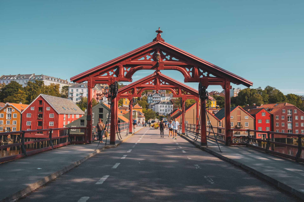 Héritière d’une histoire de plus de 1000 ans, le ville portuaire de Trondheim se dessine au centre de la Norvège. Entourée de fjords et de montagnes densément boisées, la ville en pleine expansion est le carrefour entre le nord arctique, l’est sauvage et le sud au climat plus doux.

