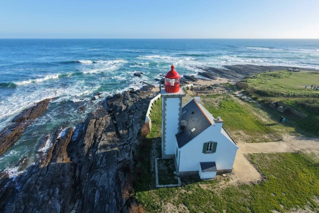 Dormir dans la maison du gardien d'un phare breton, sous un dôme à 1 800 mètres d'altitude ou dans une grotte creusée face à la mer en Corse : ces 10 hébergements insolites en France font de la nuit elle-même le but du voyage. Des cabanes perchées aux suites flottantes, notre sélection mise à jour en octobre 2026 réunit des adresses choisies pour leur histoire autant que pour leur confort.