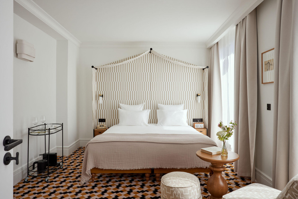 Dans l’élégant et cossu 16e arrondissement de Paris, une ancienne demeure de famille s’est vue refondre en un boutique-hôtel 4 étoiles, nous dévoilant un art de vivre résolument parisien. 
