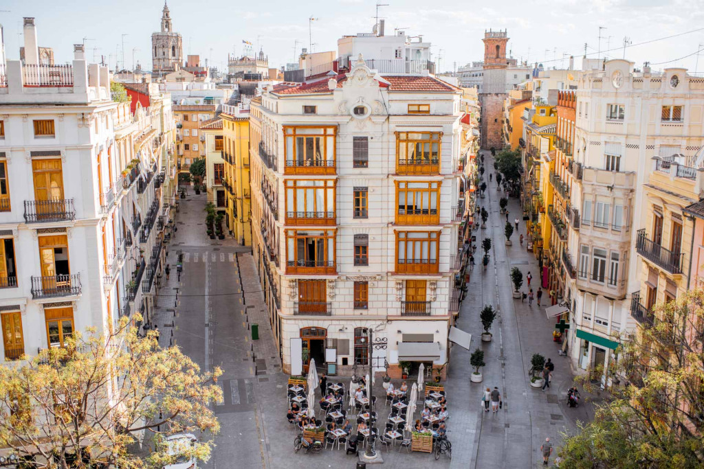 Loin de l’agitation des grandes capitales européennes, la troisième ville d’Espagne séduit par son rythme doux, ses 300 jours de soleil par an, et son mélange de tradition et de modernité. Suivez le guide pour découvrir toutes les bonnes adresses de Valencia.