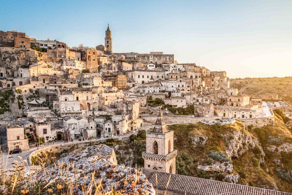 Matera, capitale de la région de Basilicate, est bien loin de l’image de belle endormie un peu négligée qui lui collait à la peau. Classée au patrimoine mondial de l’UNESCO pour ses Sassi et ses églises rupestres, Matera séduit par sa gastronomie, ses paysages et sa vie culturelle. Visiter Matera, c’est plonger dans l’une des plus belles cités du sud de l’Italie. 