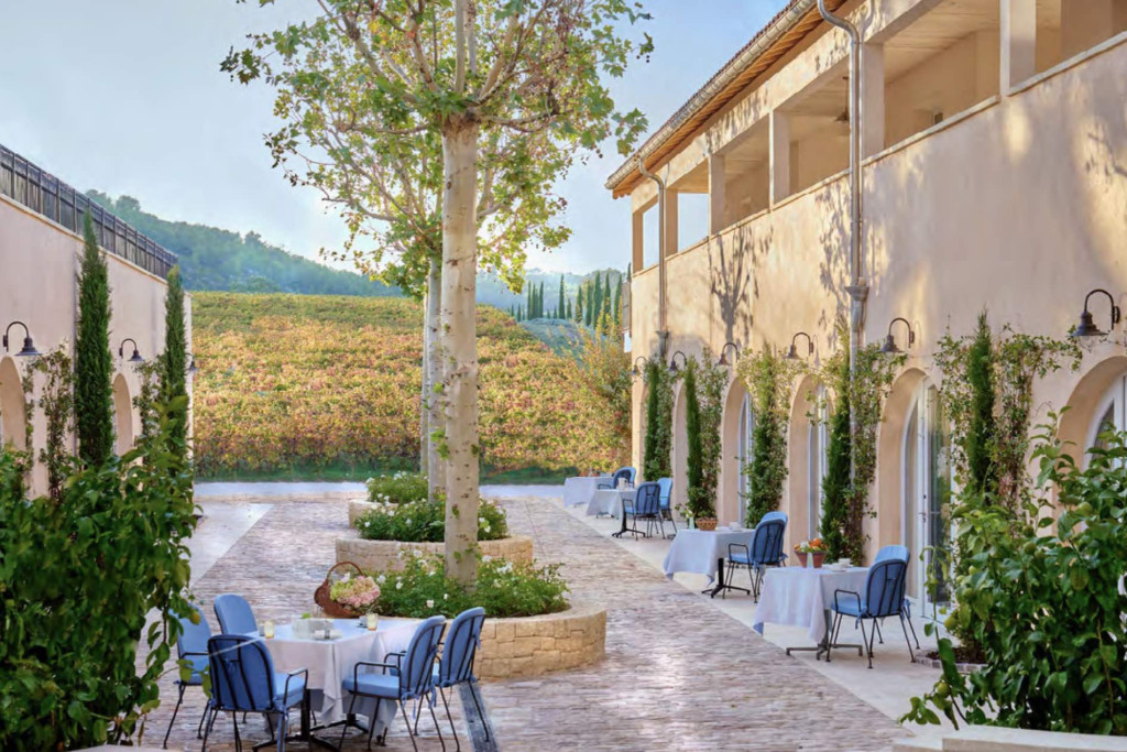 Installée dans le Domaine de Château La Coste, l’Auberge La Coste proposera 76 clés, un restaurant et un bar à l’ambiance provençale authentique. Ouverture prévue au printemps 2024. 