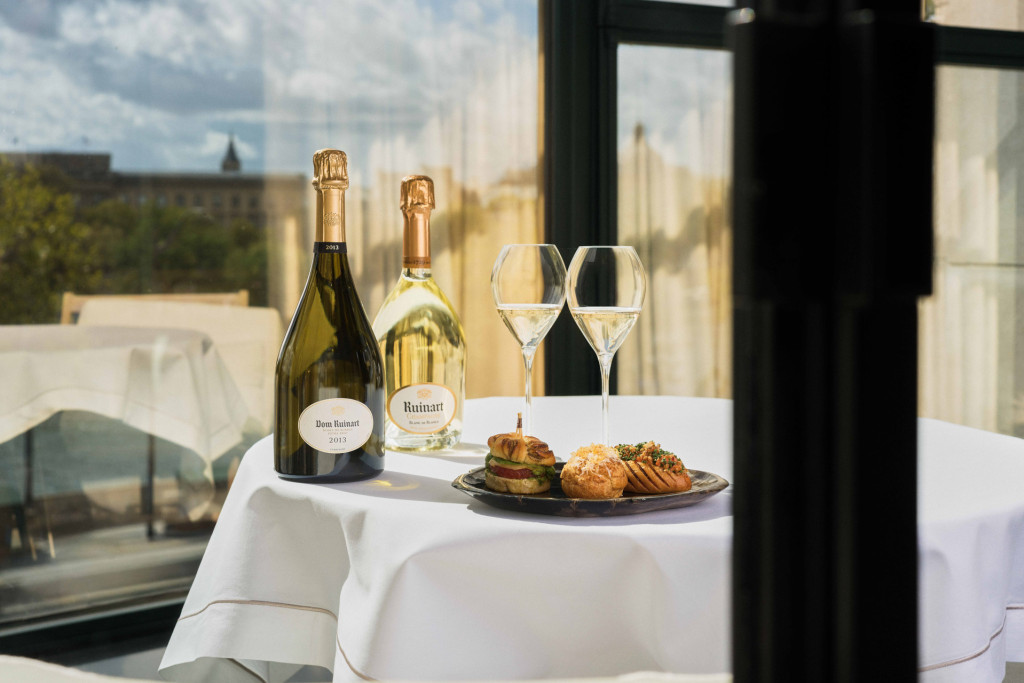 Du 22 au 26 octobre 2025, Ruinart crée l’événement à Paris en imaginant, aux côtés du chef triplement étoilé Arnaud Donckele, une expérience gastronomique intimiste au cœur du Cheval Blanc Paris. Un rendez-vous rare et éphémère, où gastronomie et champagne dialoguent dans un lieu conçu comme une œuvre.