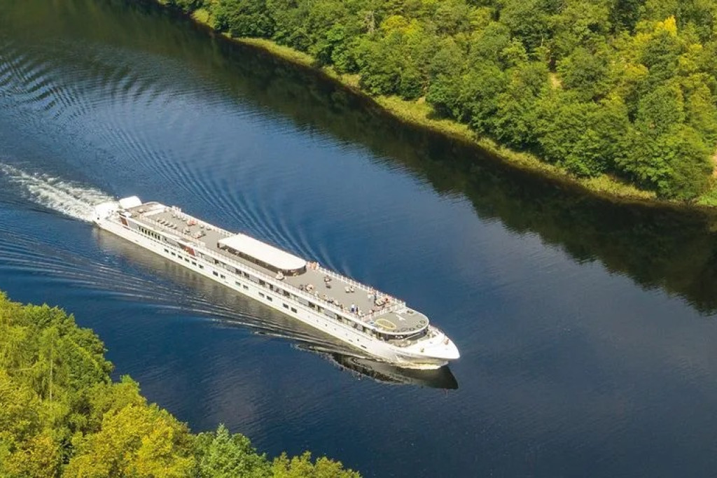CroisiEurope invite les voyageurs à embarquer pour six jours sur la Seine, de Paris aux rivages de la Normandie. À bord du MS R.E. Waydelich L.J., bateau à roues à aubes au charme délicieusement rétro, l’itinéraire déroule châteaux, villages, gastronomie française et soirées festives.
