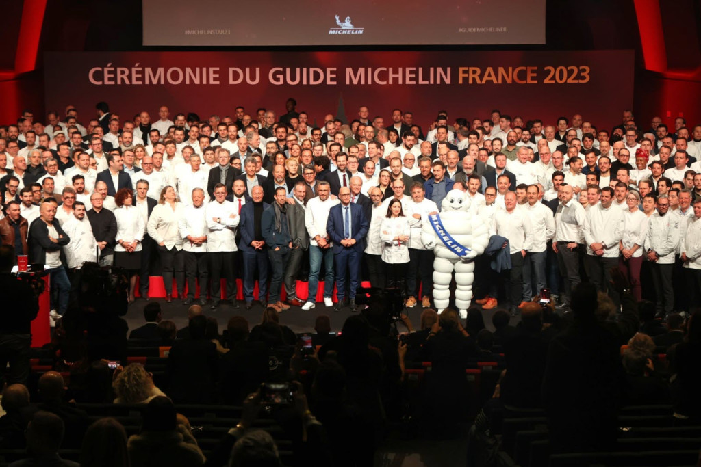 Lieu, enjeux, favoris de la critique et outsiders, à un mois de la cérémonie du Guide Michelin 2024 France, Yonder.fr prend les paris (et des risques) pour vous donner son avis sur ce à quoi pourrait bien ressembler une partie de la photo finish du nouveau Guide Rouge. 
