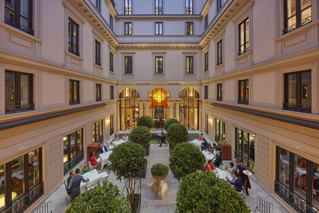 Véritable havre de paix au sein de la vibrante capitale de la mode, cet hôtel signé Antonio Citterio est un magnifique hommage à l'architecture et au design milanais. 
