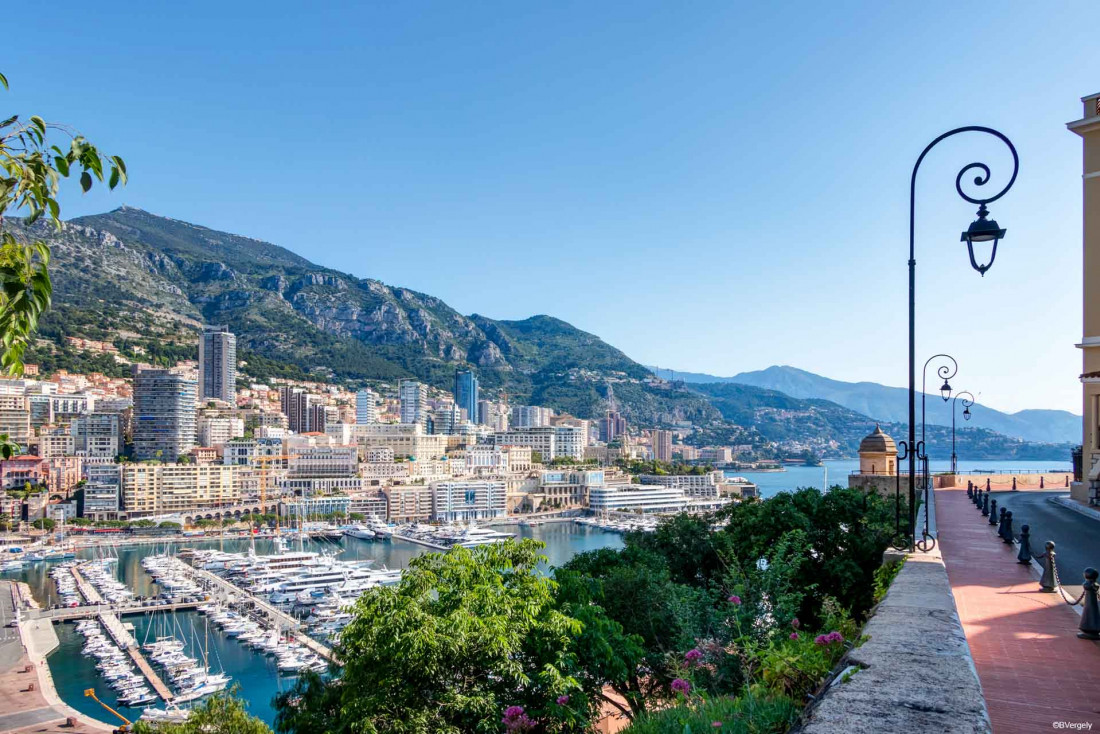 Vue sur le port depuis le Rocher © B. Vergely