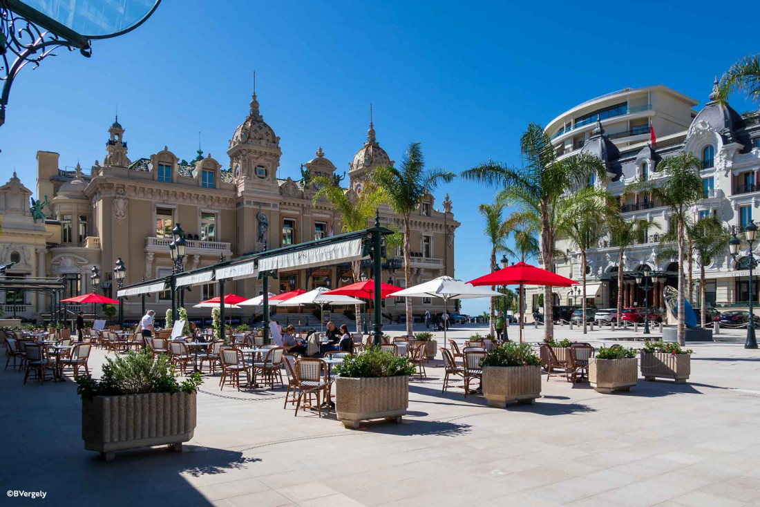 Sur la place du Casino, entièrement refaite © B. Vergely