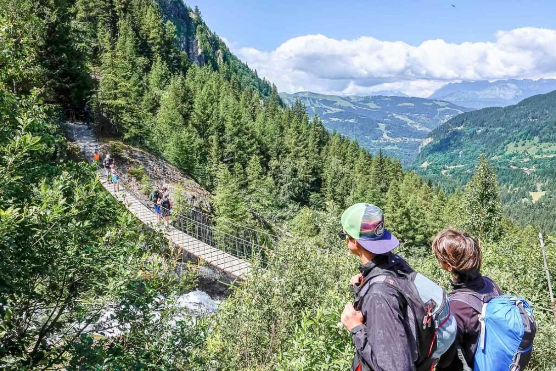 La fameuse passerelle himalayenne en montant vers le col du Tricot depuis Bionnassay ou le Champel © Boris Molinier