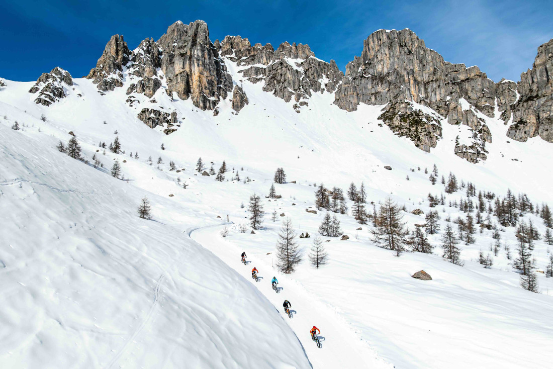 7 expériences à tester dans les Alpes du Sud : le VTT sur neige à © Serre-Ponçon