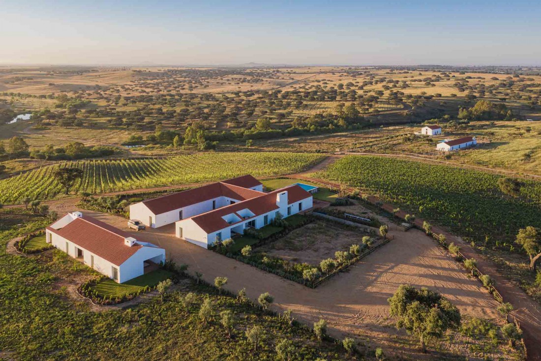 Dans les plaines sauvages de l’Alentejo, Malhadinha Nova, au milieu d’un vaste domaine de 450 hectares de vignes et de verger © Frédéric Ducout