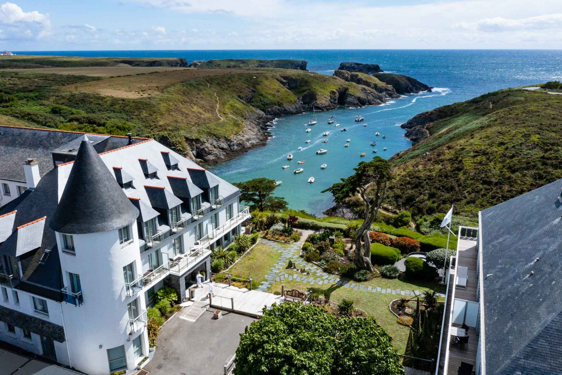 Le Castel Clara Thalasso & Spa se dresse superbement face à la côte rocheuse de la commune de Bangor © Marco Strullu