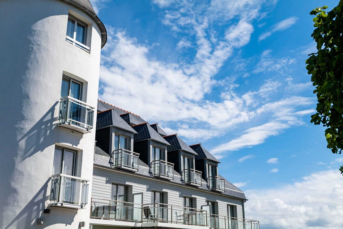 La silhouette blanche de l'hôtel se dessine sur le ciel © Marco Strullu