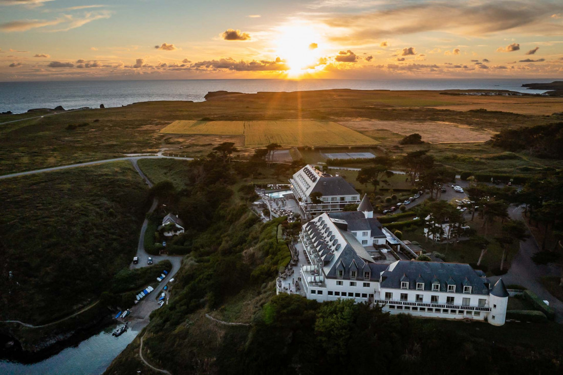 Le Castel Clara Thalasso & Spa se dresse superbement face à la côte rocheuse de la commune de Bangor © Marco Strullu