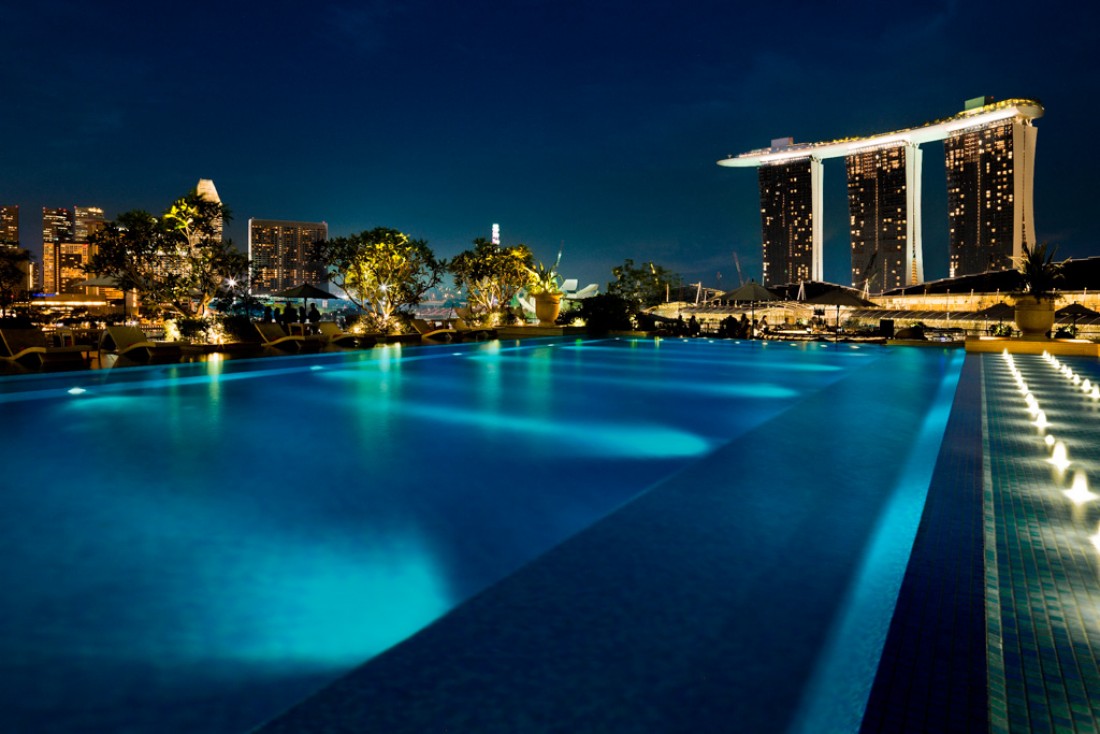 Le Fullerton Bay dispose d’une piscine rooftop avec vue sur Marina Bay Sands | © The Fullerton Bay Hotel