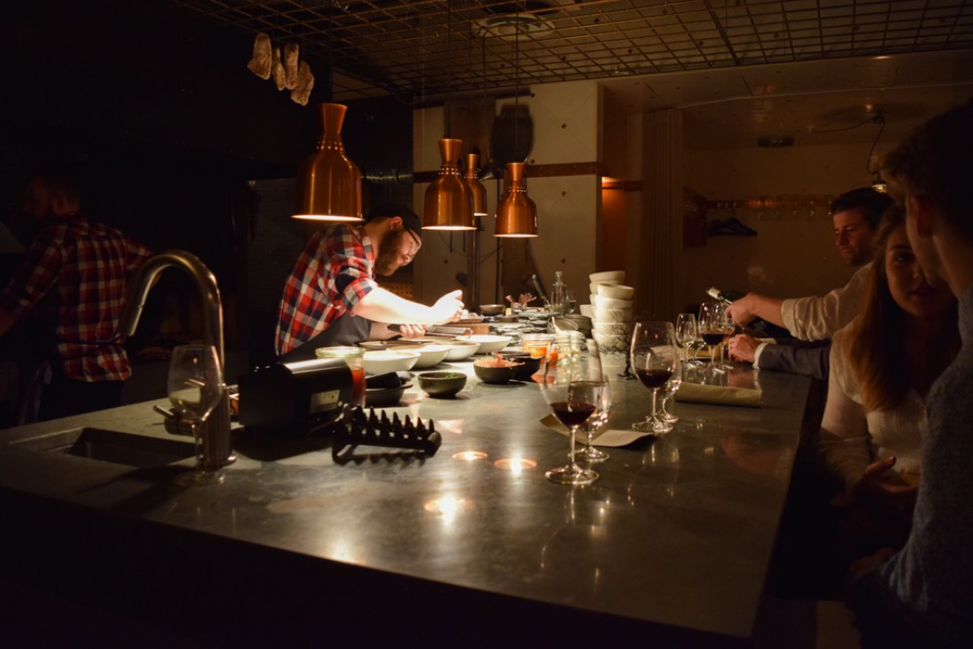 Chez Ekstedt, le dressage des assiettes se fait sur un vaste  comptoir, devant quelques hôtes installés aux premières loges | © Yonder.fr