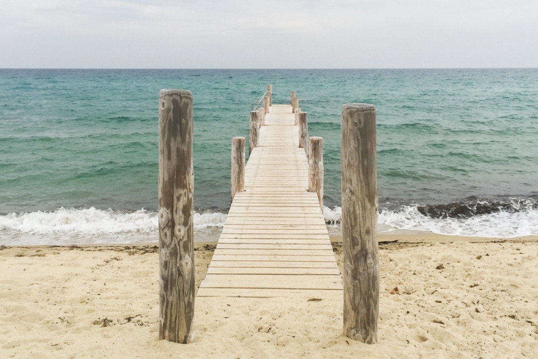 La plage de Pampelonne, où est installé le mythique Club 55 : un ciel nuageux mais des couleurs magnifiques | © Yonder.fr