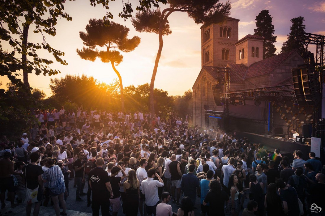 Coucher de soleil au Monasterio pendant le fabuleux festival IR BCN | © GBK.Photos