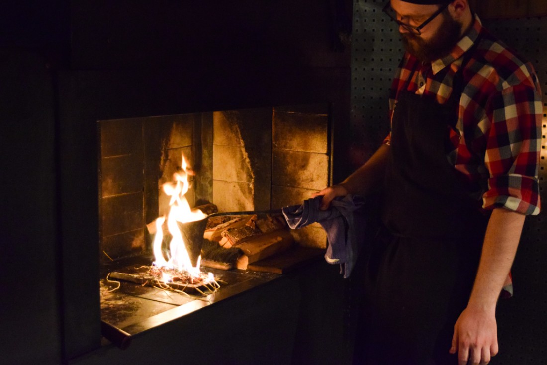 Ni électricité, ni gaz, les cuissons se font exclusivement au feu de bois chez Ekstedt | © Yonder.fr