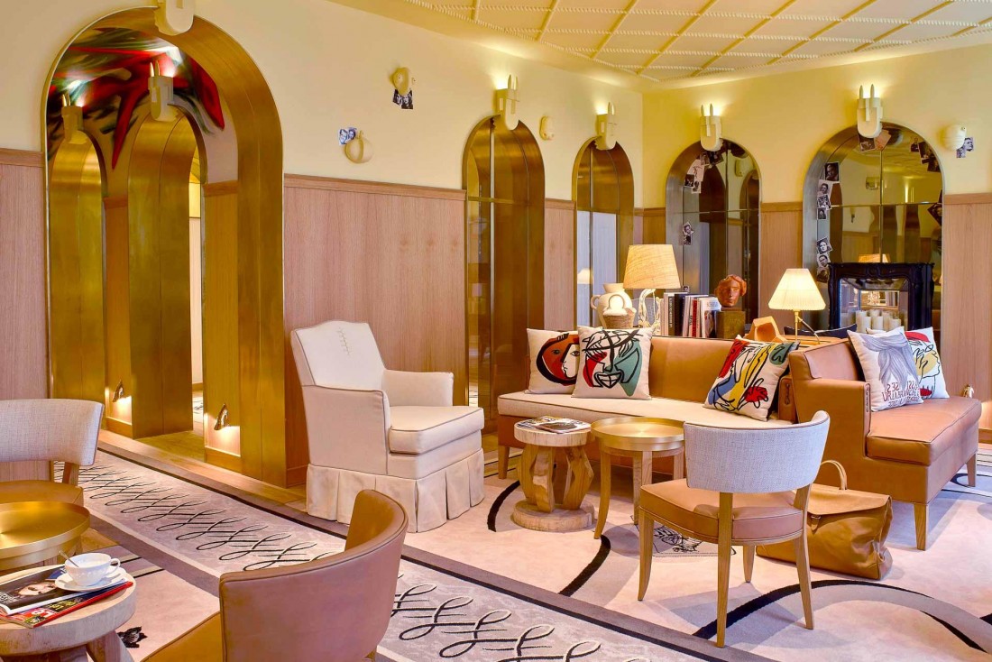 Un salon du 5-étoiles parisien 9Confidentiel agrémenté de coussins aux motifs signés Ara Starck © DR
