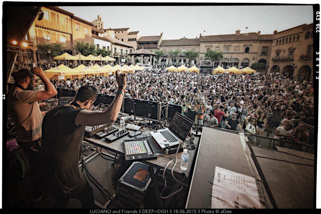 Deep Dish live pendant la soirée Luciano & Friends à la Plaza Mayor du Poble Espanyol | ©aDee 