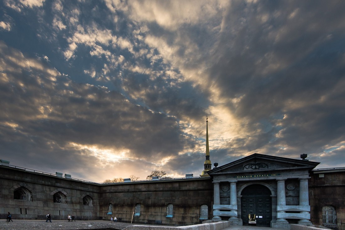 La flèche de la cathédrale Pierre-et-Paul émerge des murs d’enceinte de la forteresse éponyme | © ##Gregory Kutuzov@@https://500px.com/barlo