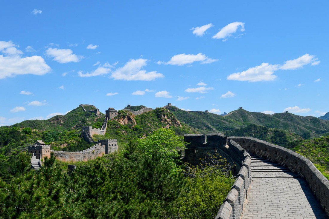 La muraille de Jinshanling construite en 1570 serpente entre les cimes. © Pierre Gunther / YONDER.fr