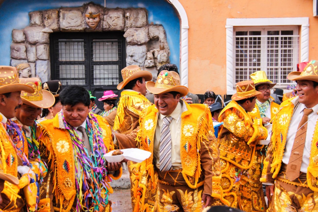 Hommes dansant et mangeant. Carnaval de Copacabana, Bolivie © Cédric Aubert