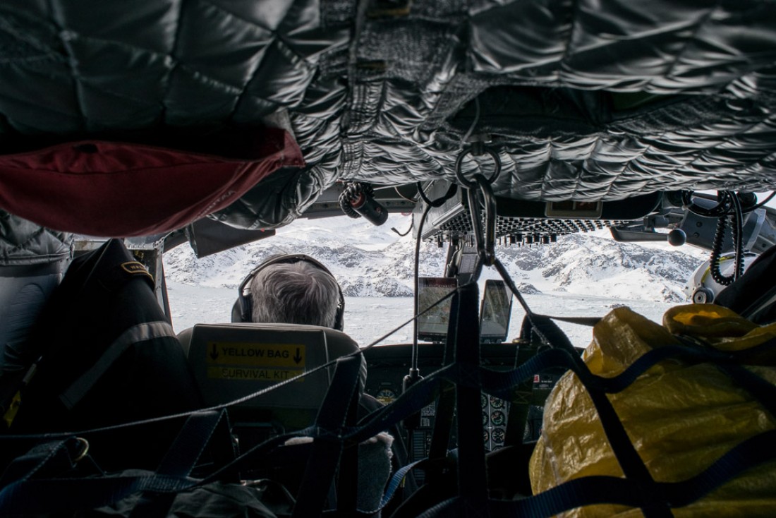 En hélicoptère pendant le cours vol entre l’aéroport de Kulusuk et la ville de Tasiilaq.